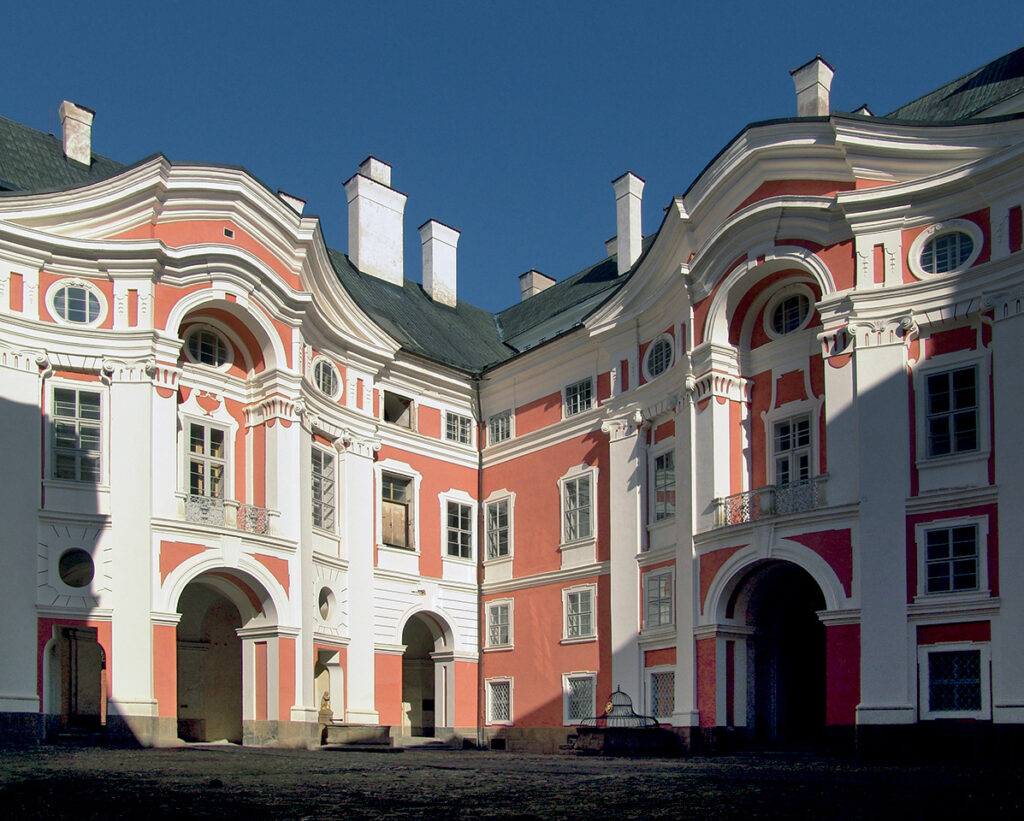 Nádvoří prelatury podle projektu K. I. Dientzenhofera z let 1727–1738