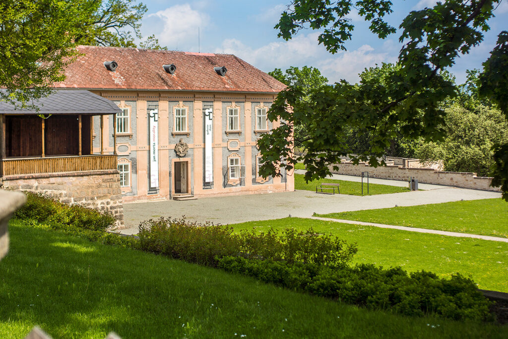 V bývalém domku zahradníka je dnes umístěna galerie současného umění