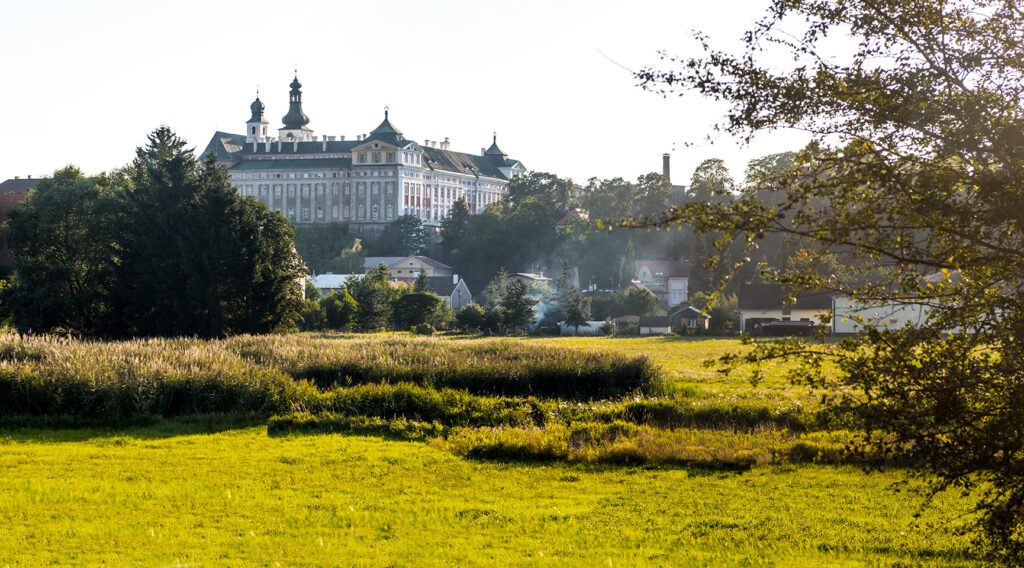 Podled na klášter od Velké Vsi